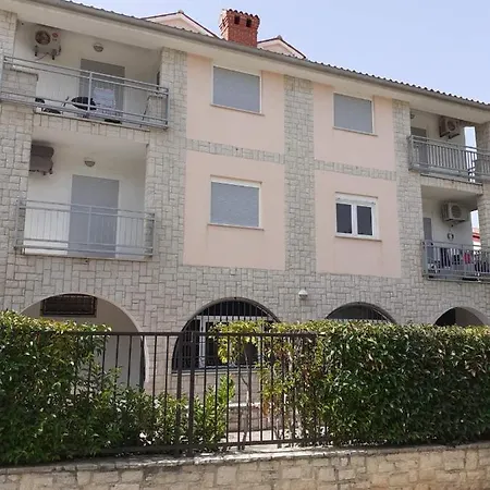 Apartman Lola *